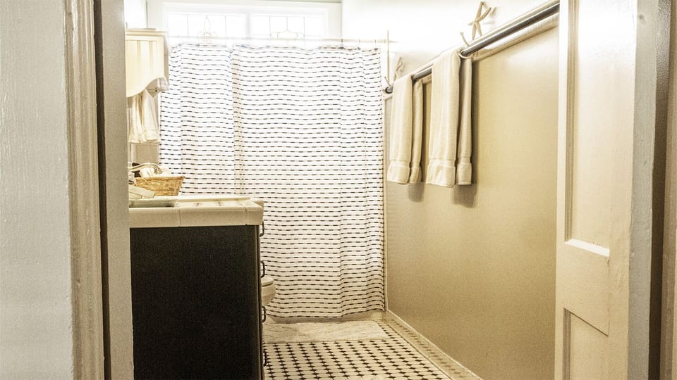 Primary full bathroom attached to queen #1 - Another view of the classic full bath, with tub / shower combo, attached to primary queen bedroom #1.