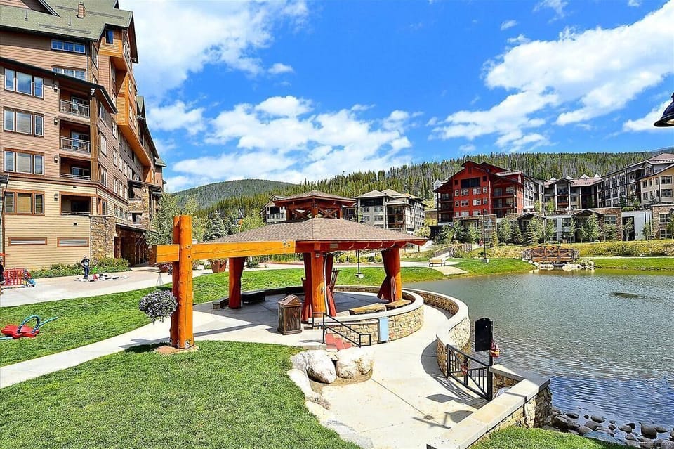 Gazebo and pristine lake right out front