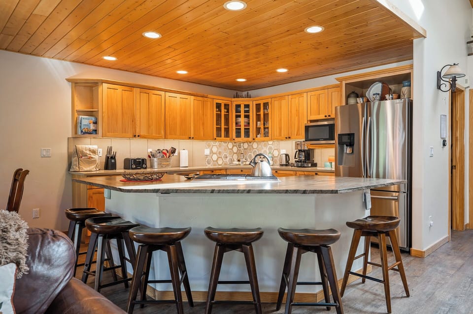 Seating for six at the breakfast bar