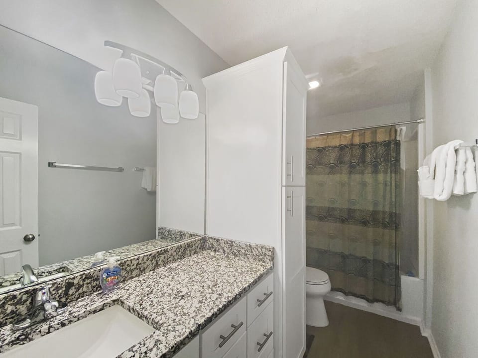 2nd Floor | Shared Bathroom
