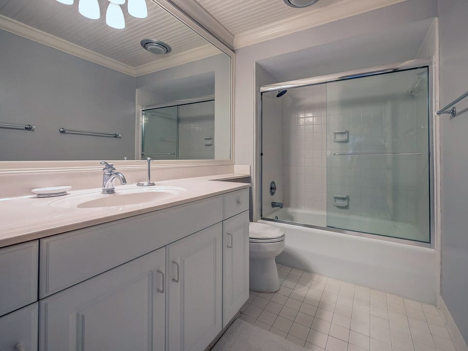 King Suite Full Bathroom
