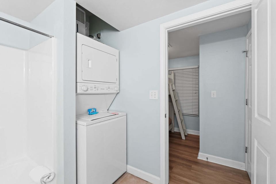 Bathroom 2 with Tub/Shower Combo and Washer/Dryer