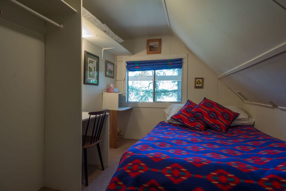 queen bedroom