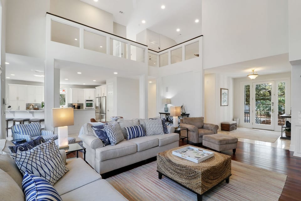 11 Painted Bunting - Living Room (1st Floor)