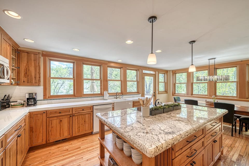 ~Full size remodeled chef's Kitchen
~Refrigerator
~Microwave
~Dishwasher
~Oven and Stove Top