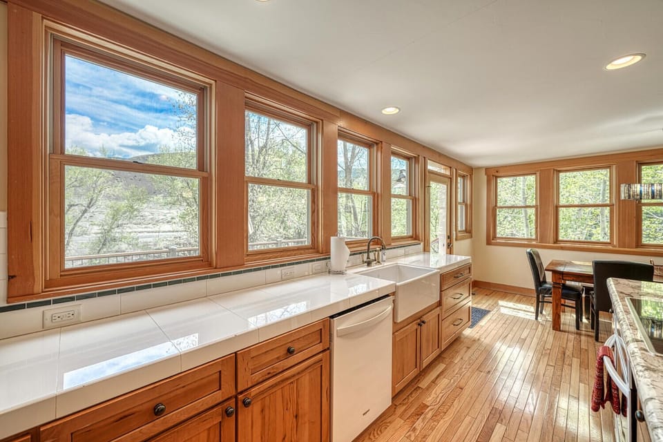 ~Full size remodeled chef's Kitchen
~Refrigerator
~Microwave
~Dishwasher
~Oven and Stove Top