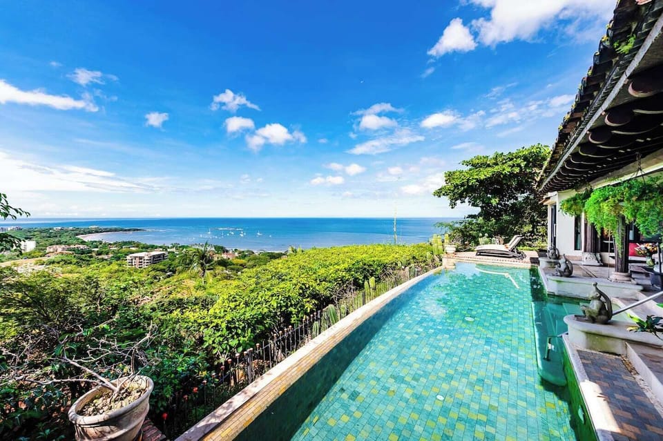 Take a refreshing dip in the Tamarindo pool while enjoying panoramic views, ideal for a family-friendly vacation or a relaxing getaway in Costa Rica.