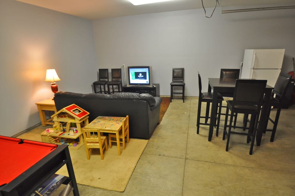 Ridge Crest Chalet - Gaming Lounge in the garage with an XBox and several games!