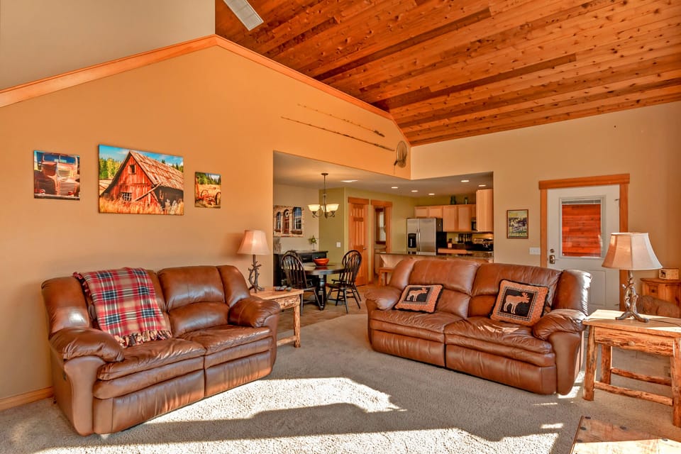 Ridge Crest Chalet - Comfortable couches in the great room!