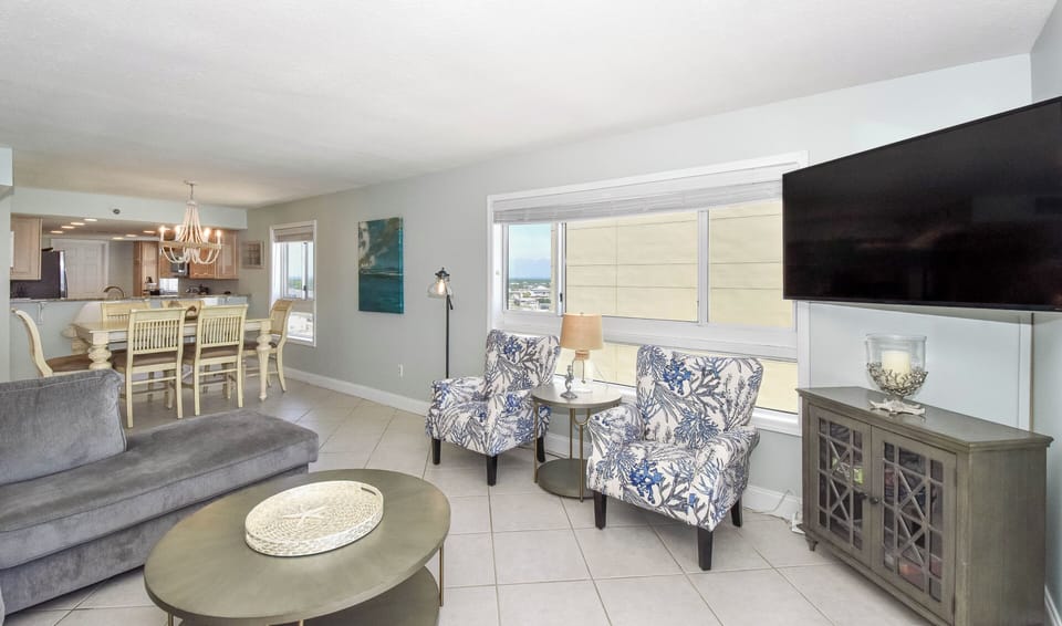 Destin Towers 131 - Open Living Area