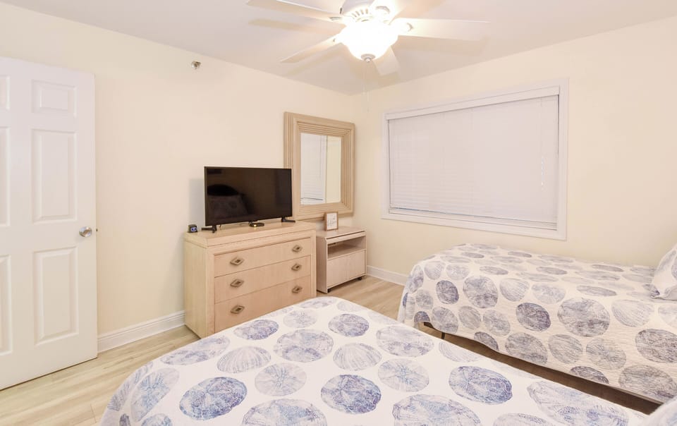 Destin Towers 92 - Guest Bedroom with TV