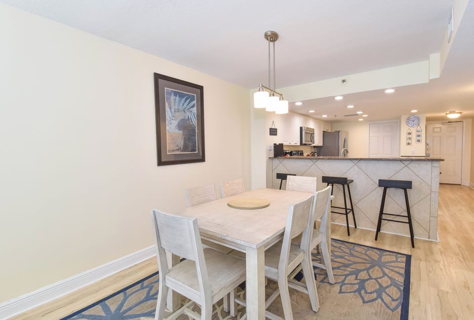 Destin Towers 92 - Dining Area and Breakfast Bar