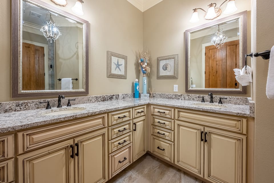 En Suite First Floor Master Bathroom