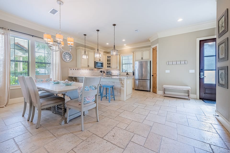 Dining Area & Kitchen