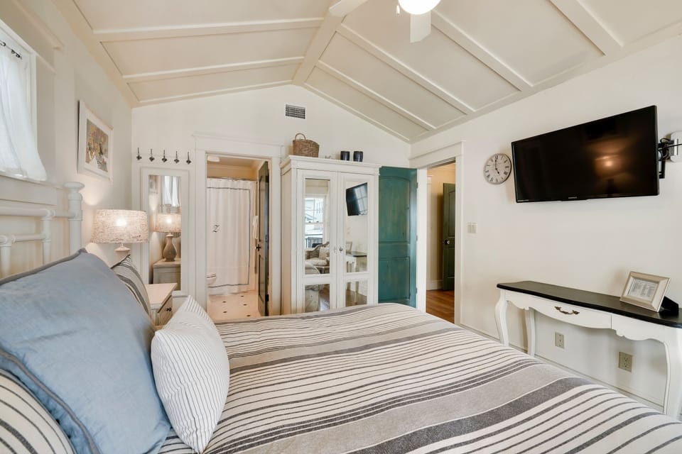 LARGE FLAT SCREEN TV & ENSUITE BATHROOM; TUB/SHOWER COMBO