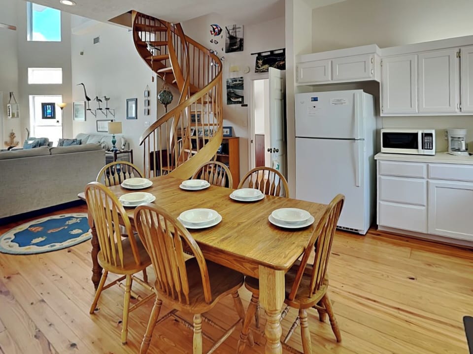 Dining - Seating For 6 - Second Floor