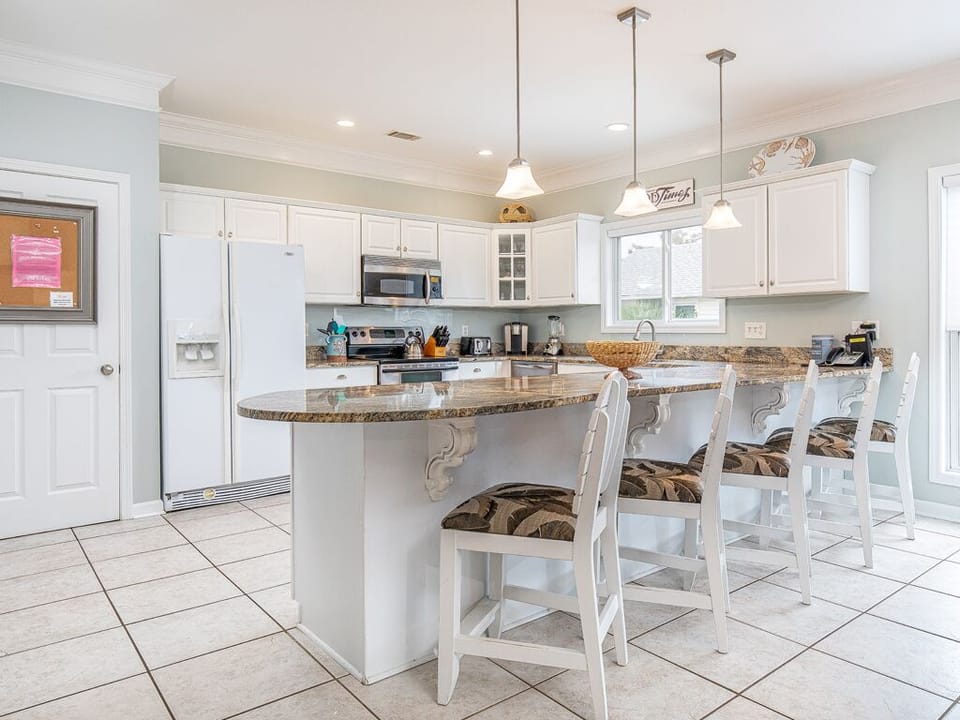 Kitchen w. Breakfast Bar