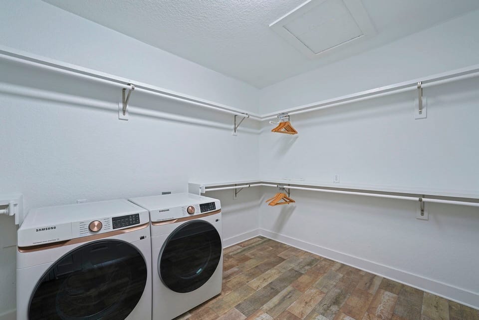 Seaclusion - Miramar Beach - Walk-in Closet & Washer & Dryer