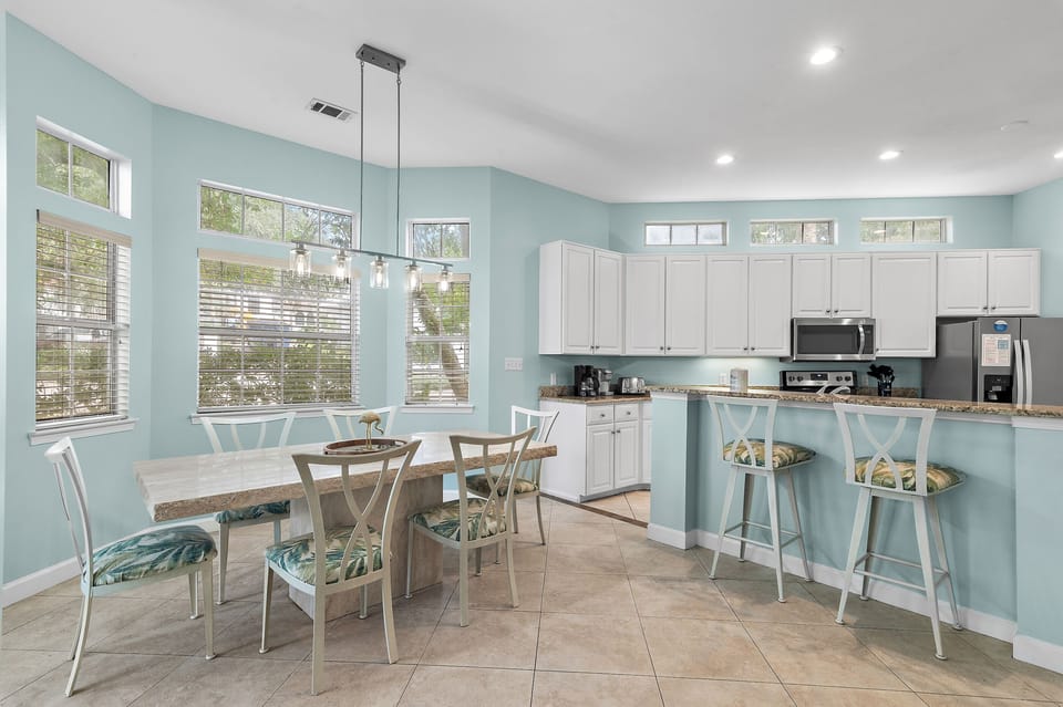 Dining Area & Kitchen
