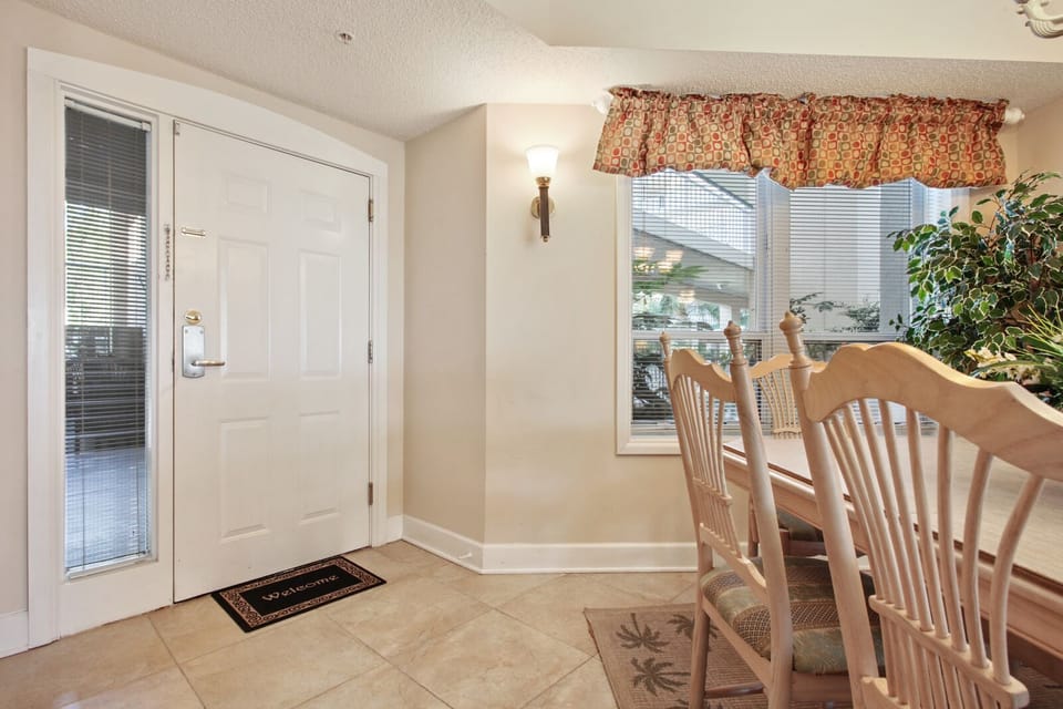 Dining Room/Entry