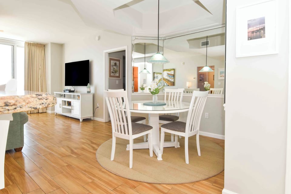 Silver Beach Towers West 1102 - Dining Area