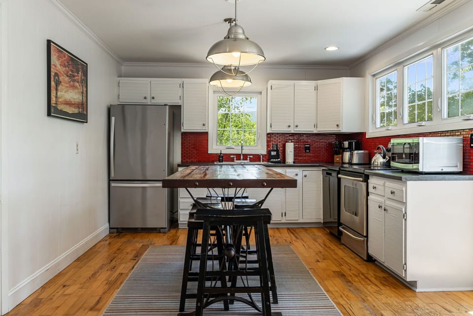Fully Equipped Kitchen/Dining Area w/ Stainless Steel Appliances