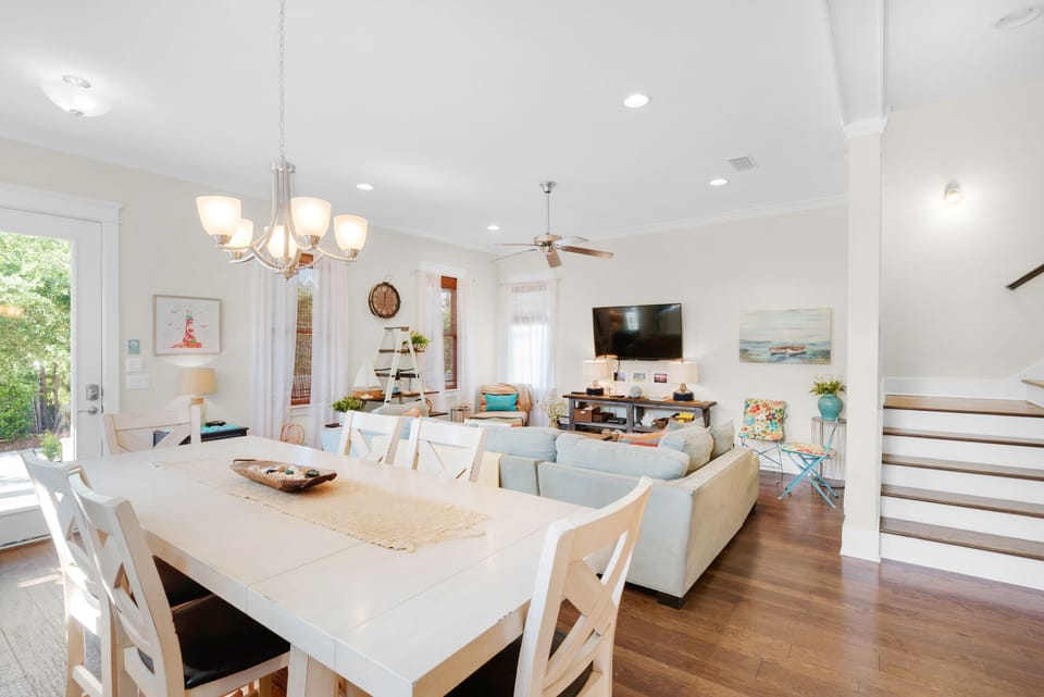 Dining Table seats 6 - lovely home