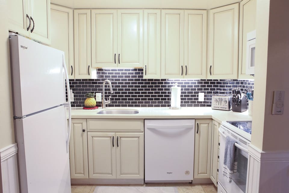 Kihei Sands A7 Kitchen - Updated and fully stocked kitchen with newer appliances, new Quartz counter tops, a nice deep kitchen sink and everything you'll need for food preparation.