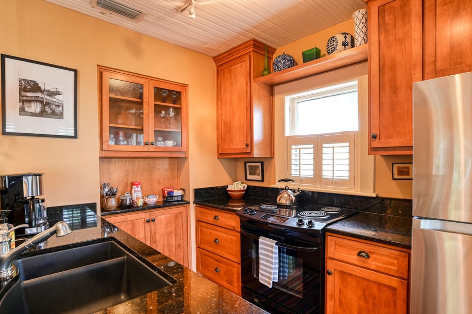 Full Kitchen, SS appliances, Dishwasher etc. 