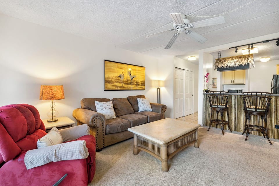 Easy walking distance to beaches, restaurants, and shops along Alii Drive