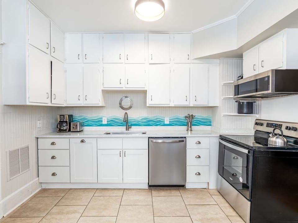 Fully equipped kitchen with all new appliances