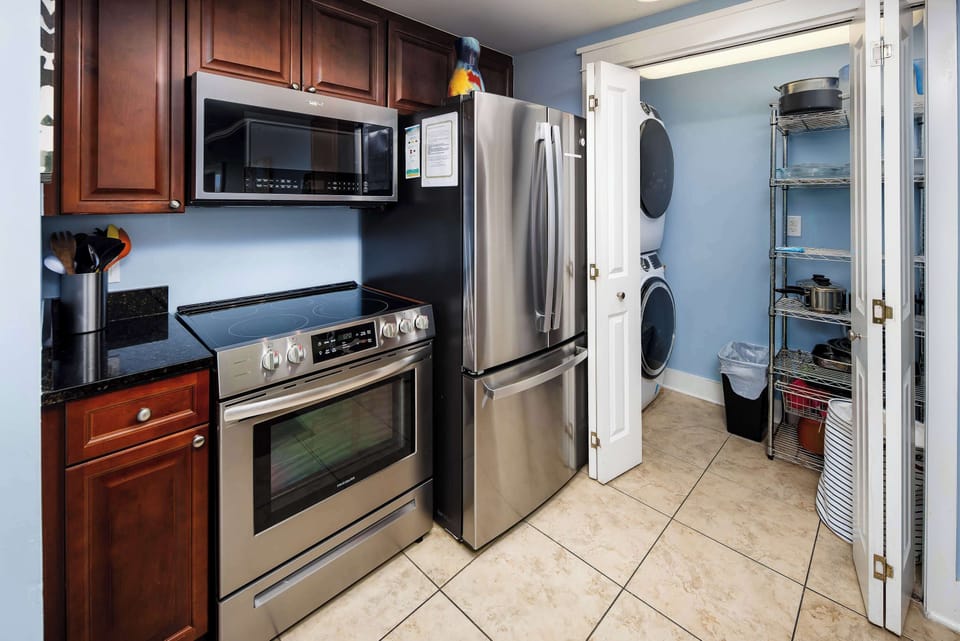 Kitchen with washer/dryer in the pantry