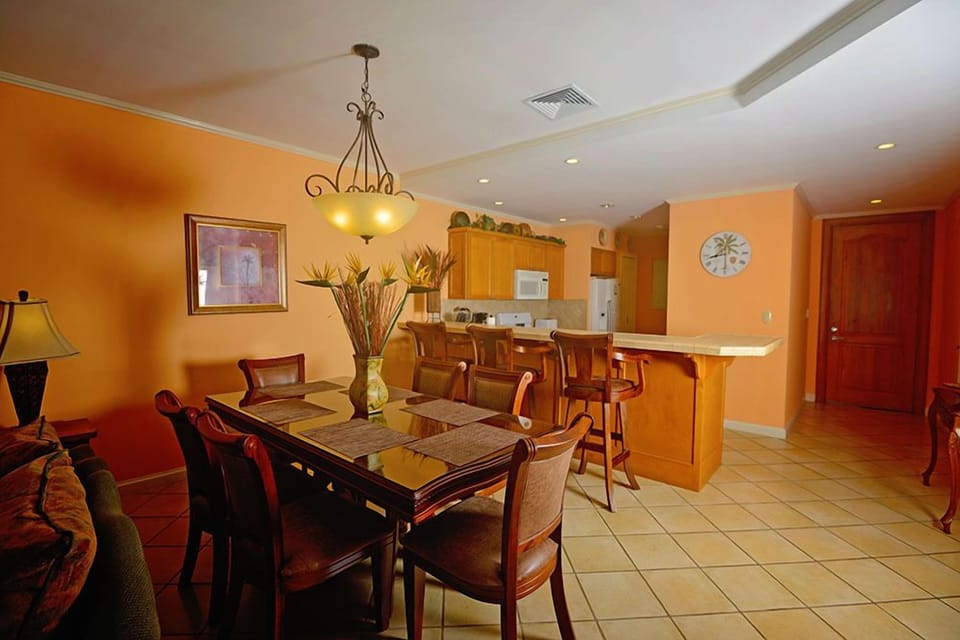 Dining area para 6 people and gourmet kitchen.