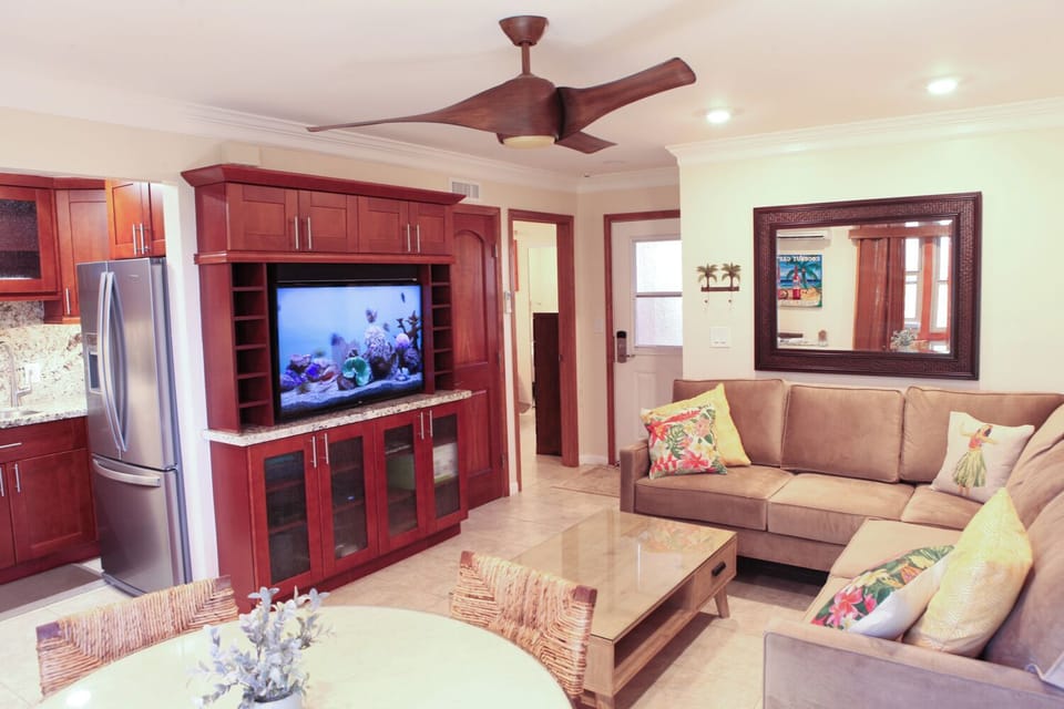 A10 Kihei Sands Beachfront Condominiums - You'll stay in style in this gorgeous one bedroom condo.
