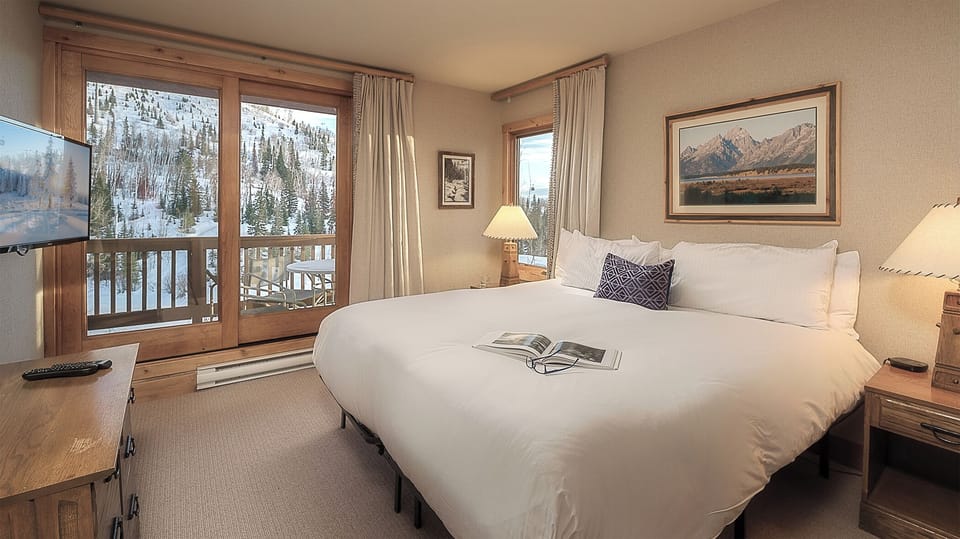 King or 2 twin bedroom on upper level