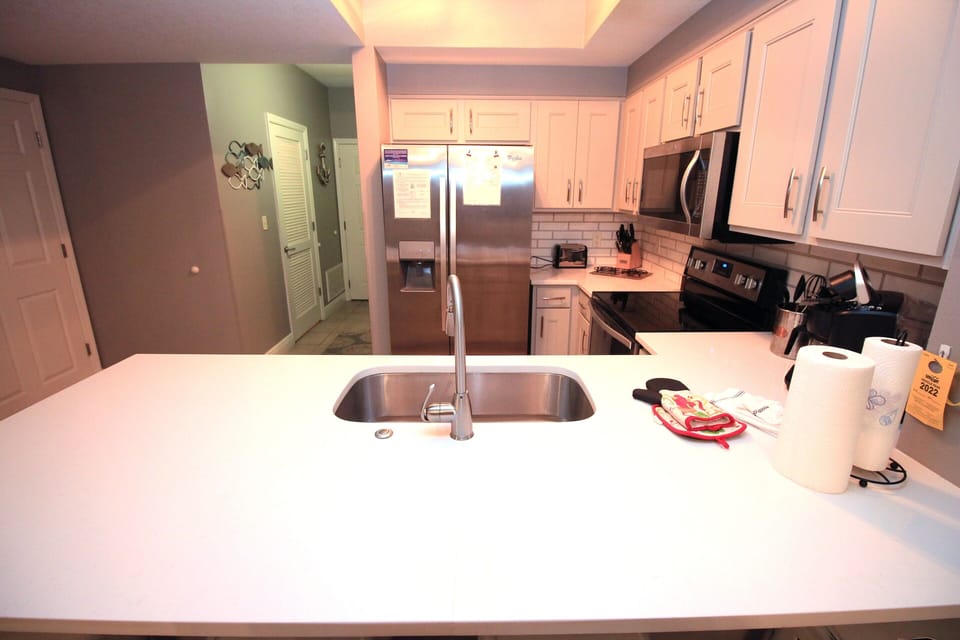 Spacious counter with seating for 4 in the newly remodeled kitchen