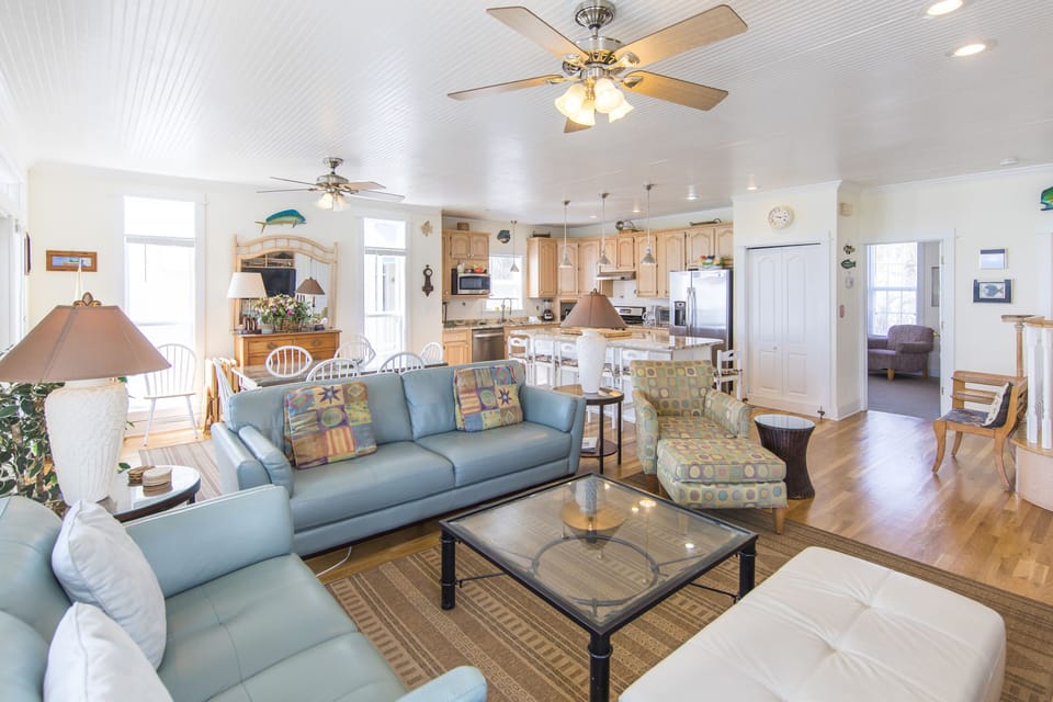 Living room- plenty of seats