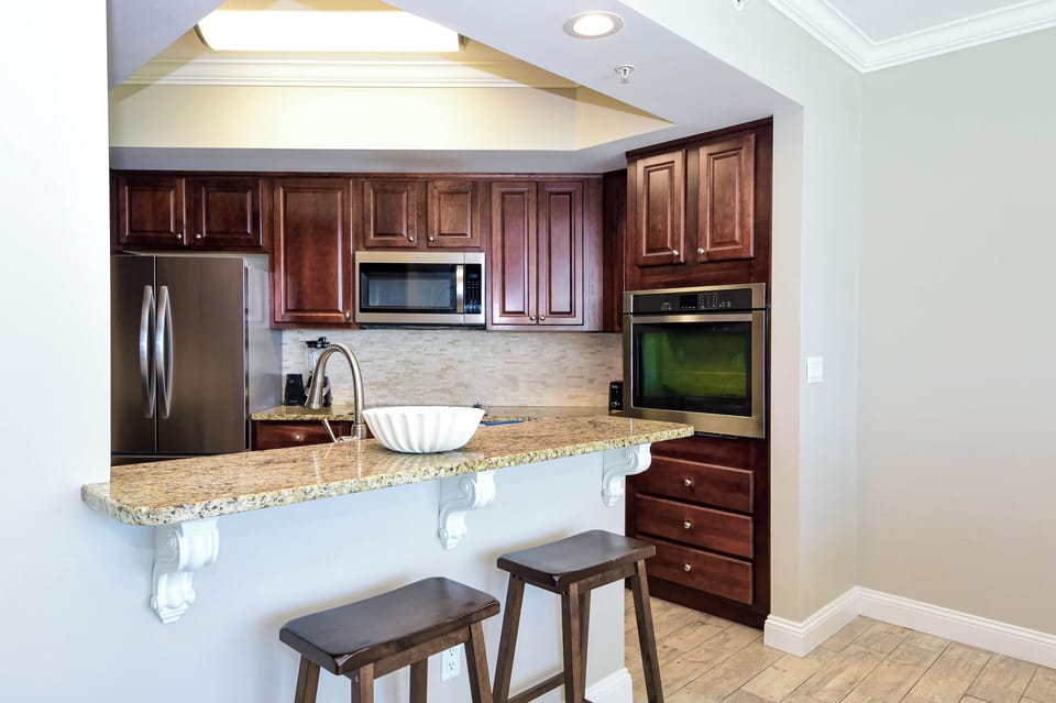Silver Beach Towers West 1204- Breakfast Bar