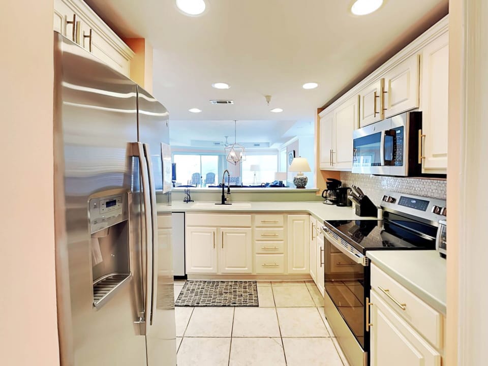 Full Kitchen w/ Stainless Steel Appliances