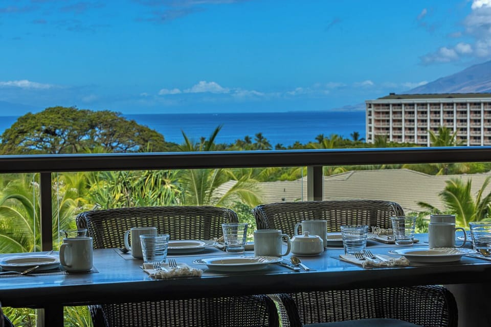 Dine with an Ocean View on the Private Lanai