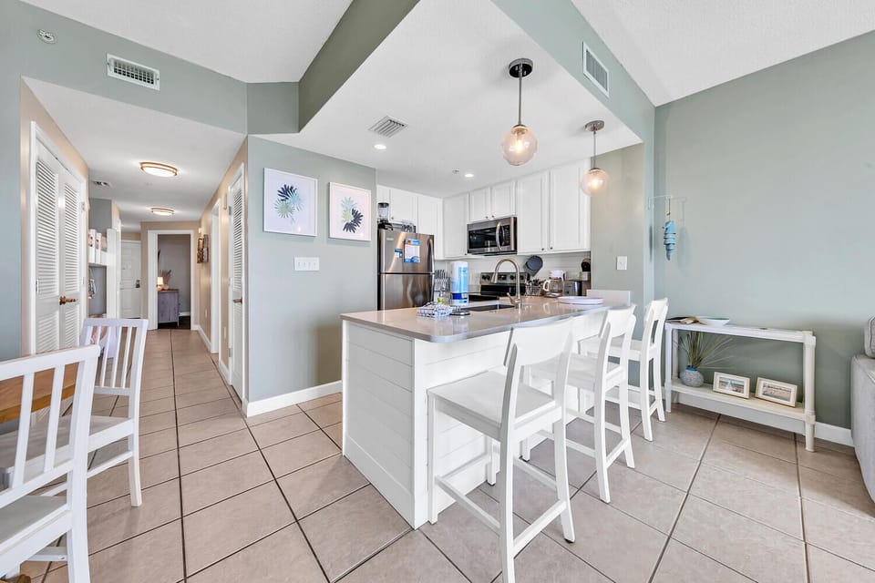 Eat-in kitchen bar seating
