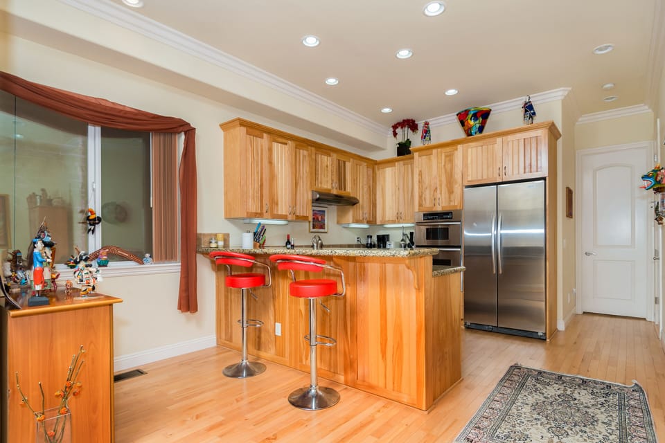second floor breakfast bar, kitchen