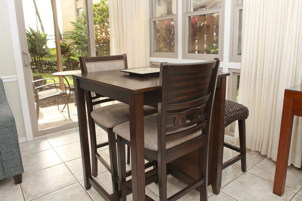 Dining area that seats 4.
