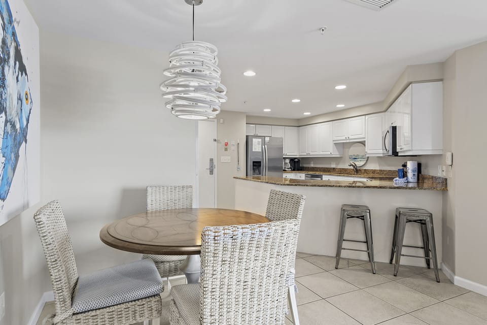 Dining Area & Kitchen