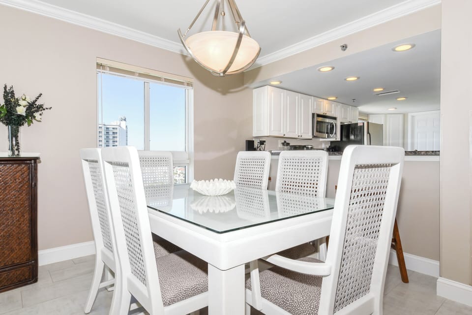 Destin Towers 133- Dining Area