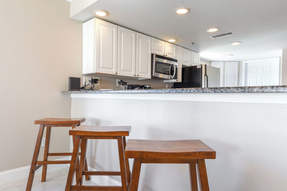 Destin Towers 133- Breakfast Bar and Kitchen