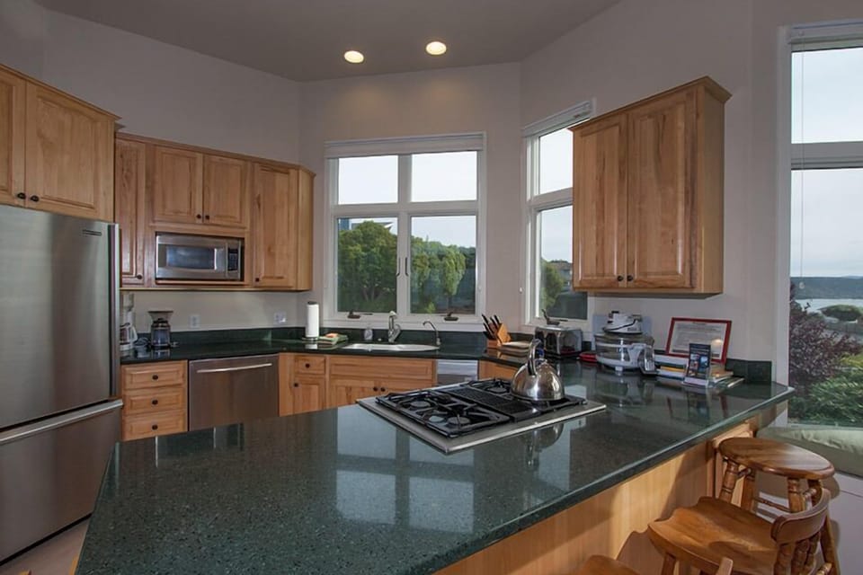 Great stainless steel appliances & a fully equipped kitchen.
