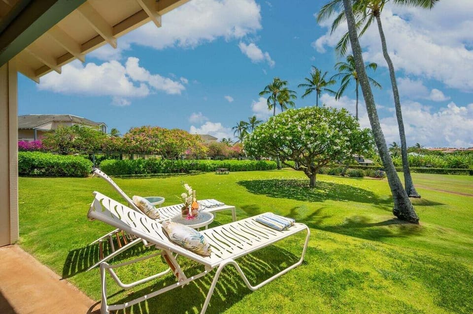 Manualoha 404 Master Suite Lanai overlooking Vibrant Lawn