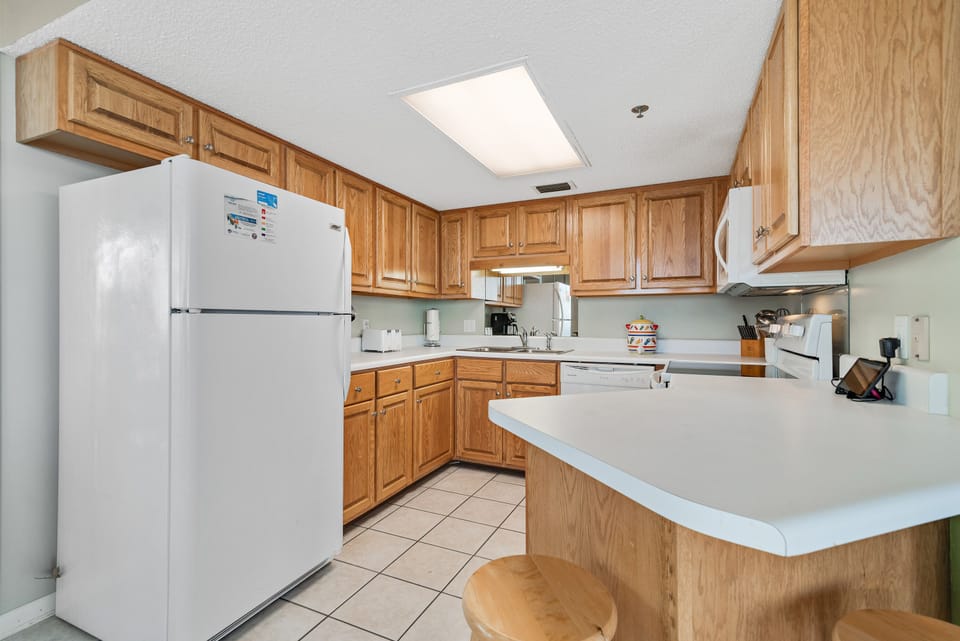 Fully Equipped Kitchen with Breakfast Bar