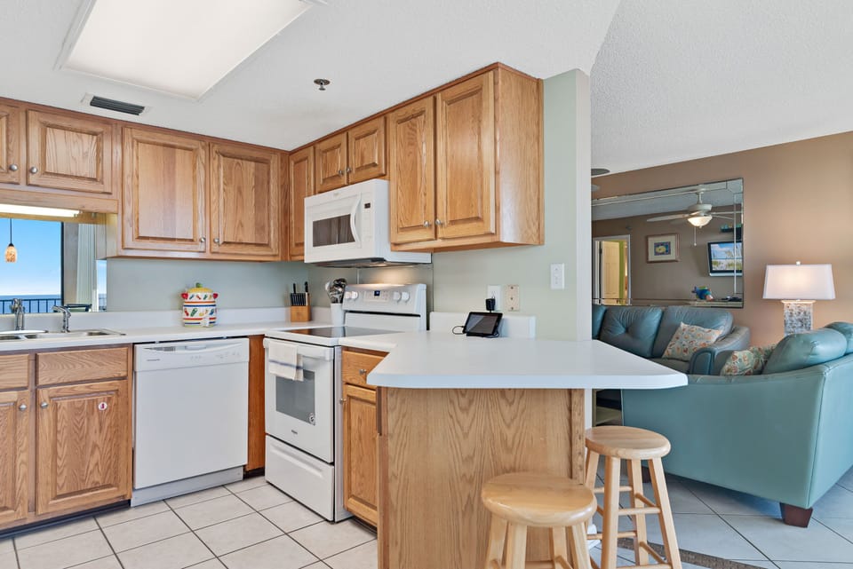 Fully Equipped Kitchen with Extra Seating at the Breakfast Bar